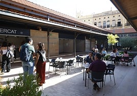 La cafetería del mercado, ante dos de las paradas vacías, este lunes.