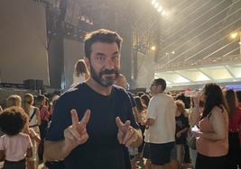 El presentador y actor valenciano, Arturo Valls, durante el concierto de Aitana en Valencia.