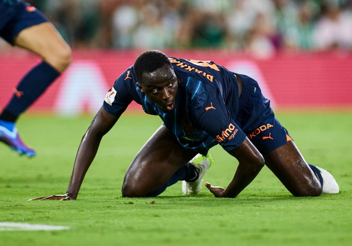 Diakhaby, de rodillas en una acción del partido del Valencia frente al Betis.