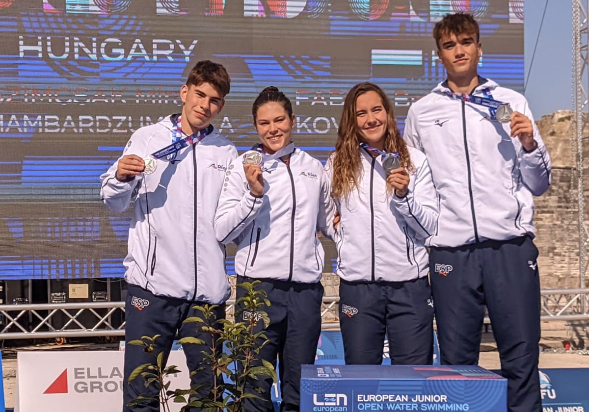 Los cuatro nadadores posando con las medallas.