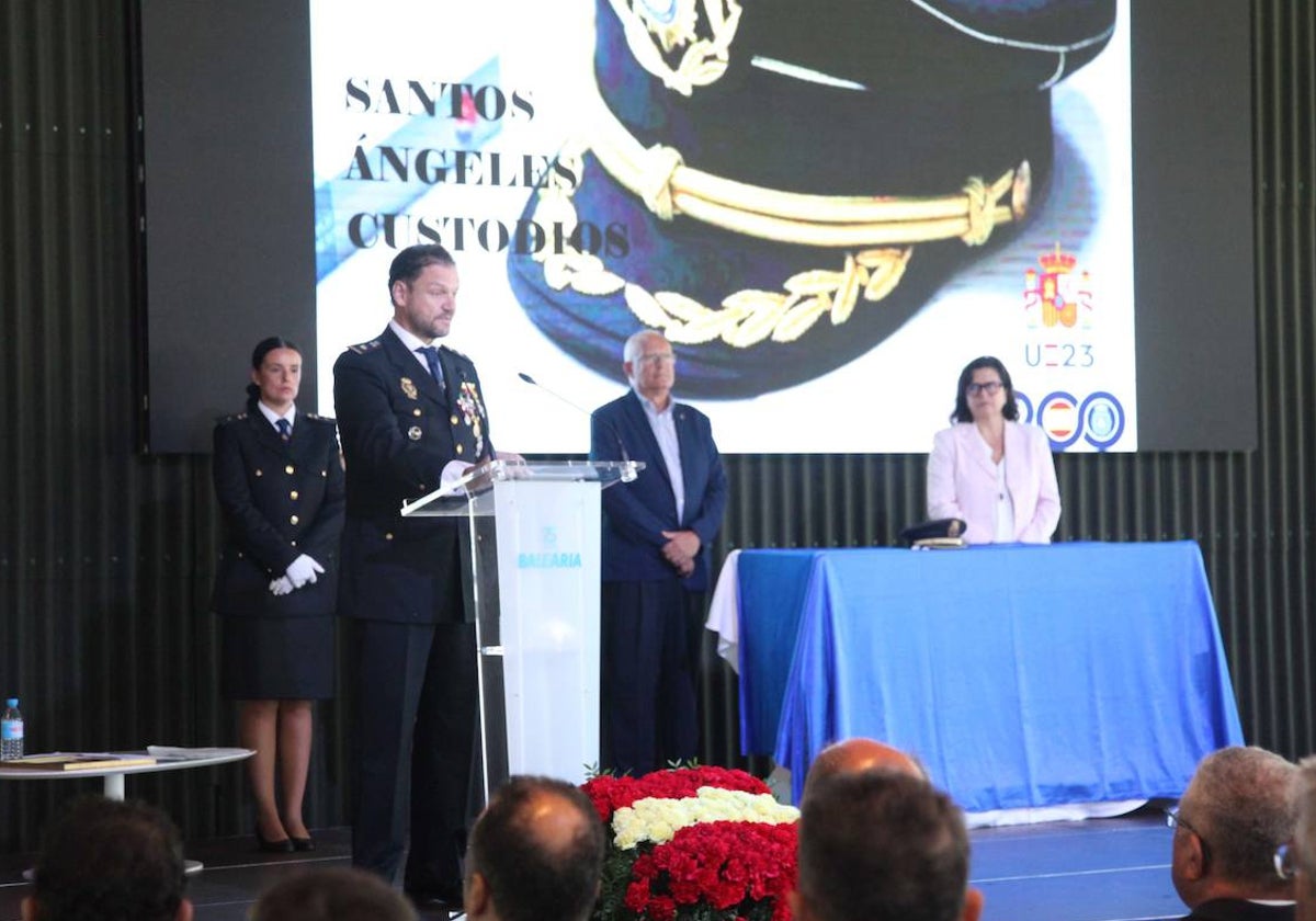 El inspector jefe, Carlos Nieto, durante su discurso.