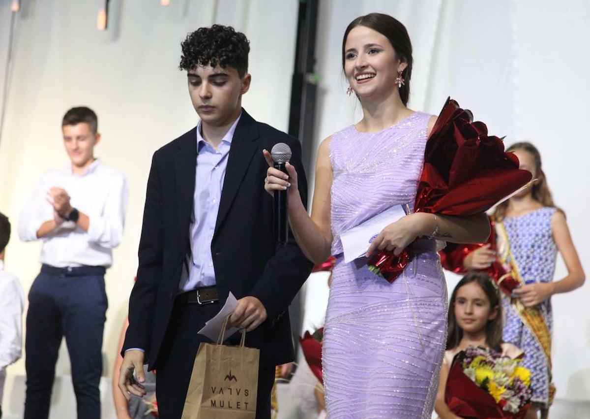 Imagen secundaria 1 - La reina infantil con sus damas, los presidentes de la Quintà 2024 y un momento de la gala de elección. 