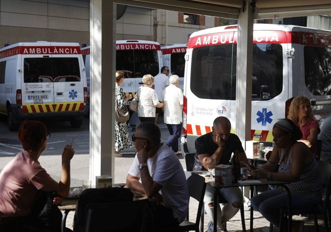 Clientes, peatones, enfermos y ambulancias, todos juntos en el Clínico.