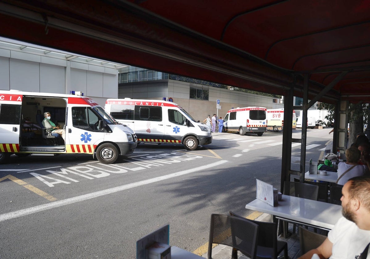 Clientes de un bar miran a una paciente en la ambulancia en el Clínico.