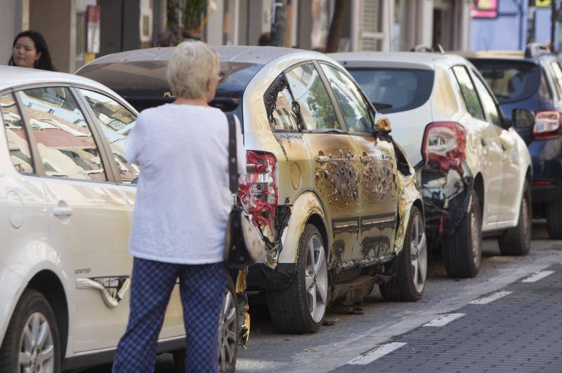 El incendio de unos contenedores afecta a varios vehículos en Benimaclet