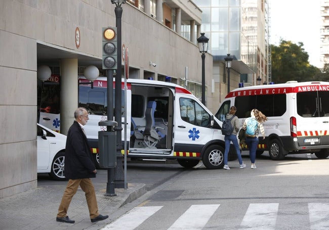 Entrada de ambulancias al Clínico anterior a la última reforma en 2020.