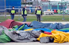 Policías examinan el castillo que causó la muerte de dos niñas en la feria de Mislata