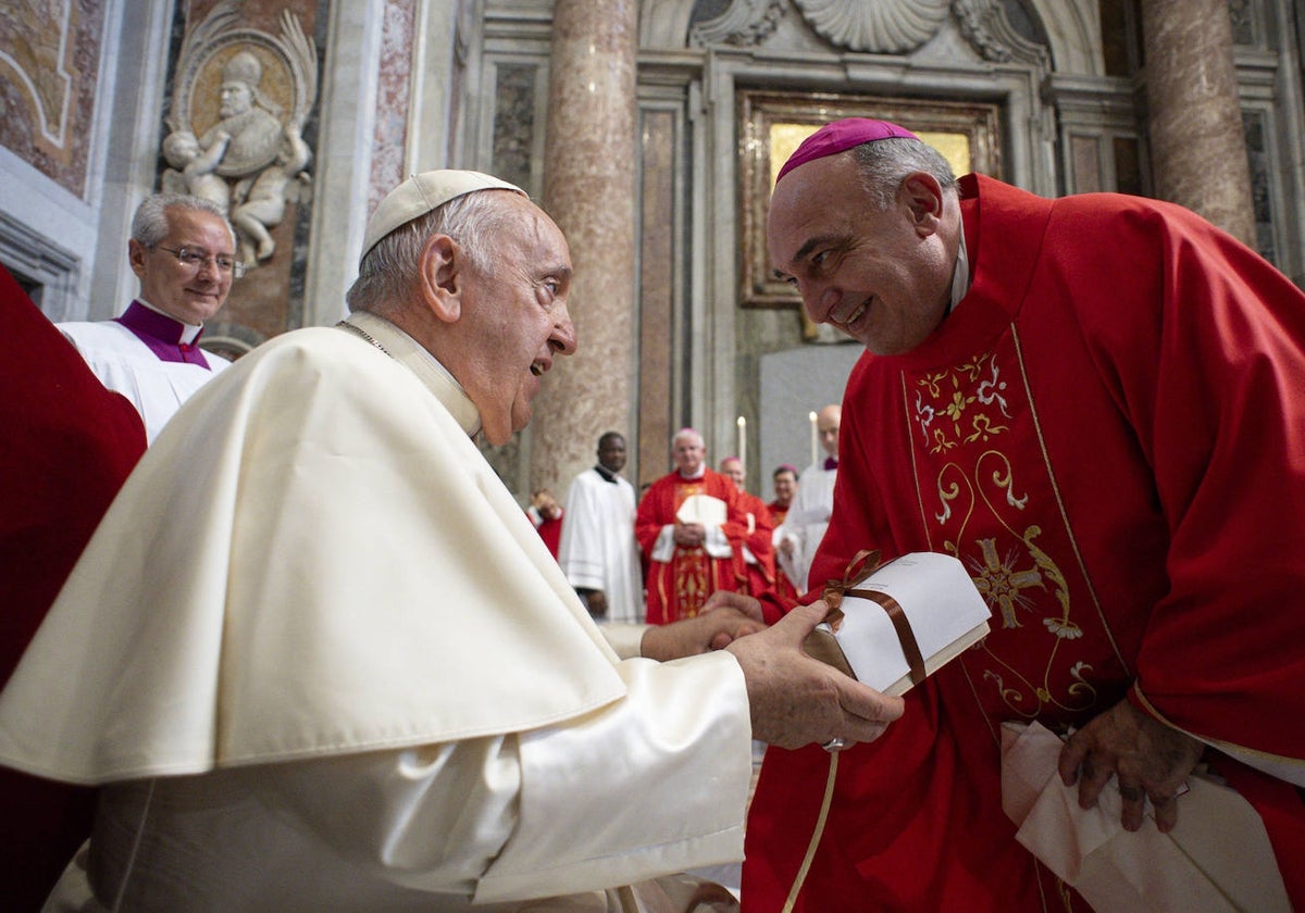 El Papa entrega el palio al arzobispo.