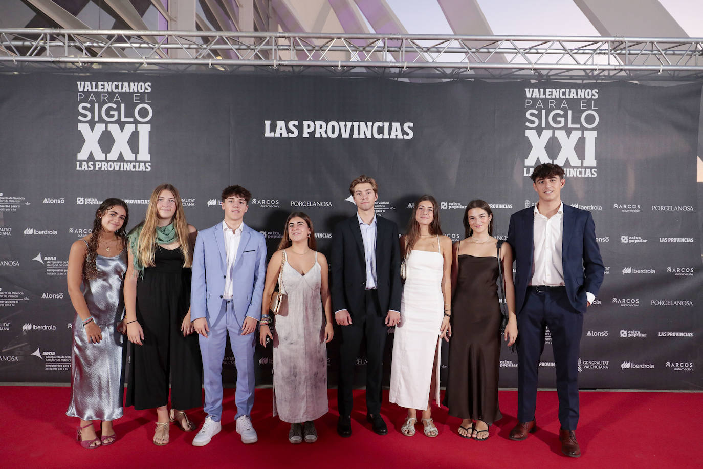 Inés Ferrer y Chloé Gateau, junto a los universitarios Marc Mossi, Lola García, Pablo Gateau, Julia Ferrer, Carla Grau y José Iglesias.