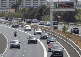 Varios vehículos circulan por el Bus-VAO de la V-21, a la derecha de la imagen.