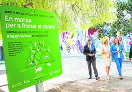 Jardín próximo a la nueva sede de la asociación contra el cáncer, con Mazón, Catalá y Trénor en la imagen