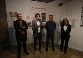 El subdirector de Audiovisuales del IVC, Francesc Felipe, el concejal José Luis Moreno y el director de la Mostra, Eduardo Guillot, junto a la comisaria de la muestra sobre Helena Cortesina.