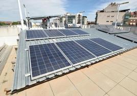 Placas solares en un edificio.