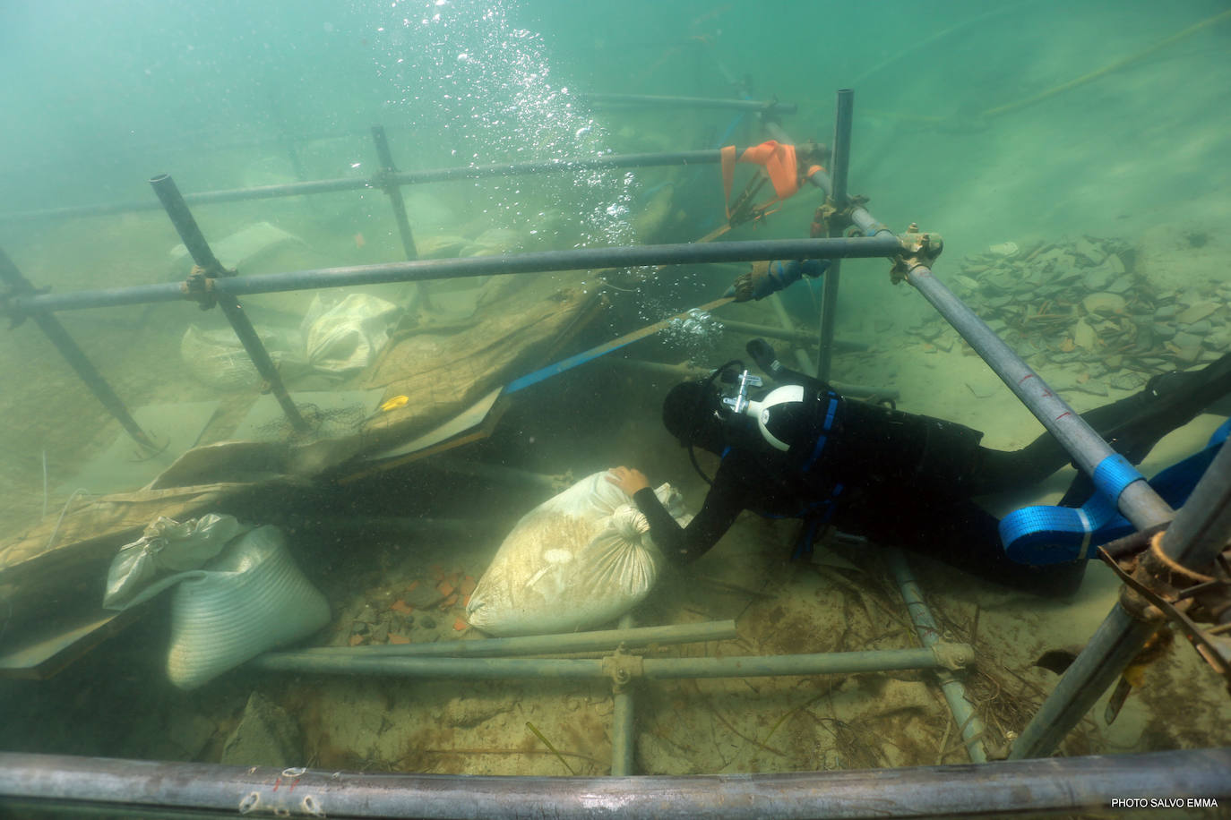 Recuperan del fondo del mar un barco romano cargado de ánforas