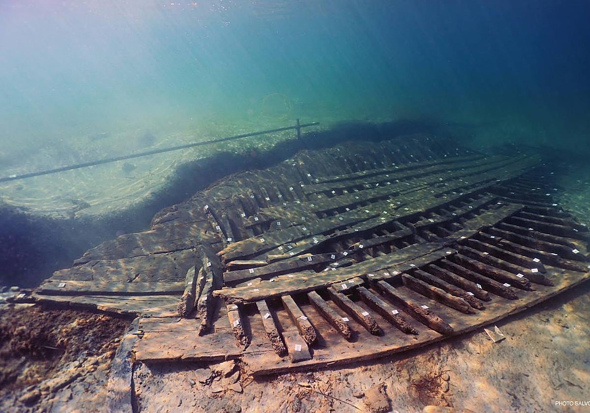Recuperan del fondo del mar un barco romano cargado de ánforas