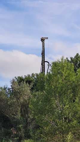 La máquina trabajando en el pozo.