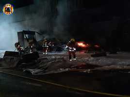 Bomberos trabajando en otro incendio industrial.