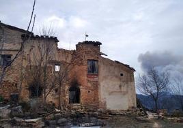 Una de las casas destruidas por el fuego en la pedanía del municipio turolense de San Agustín.