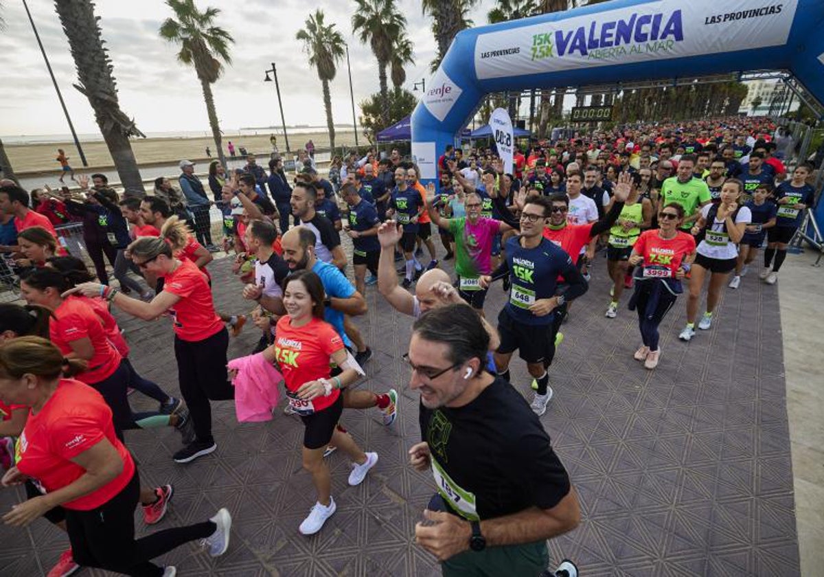 Corredores en los primeros metros de la 15K Valencia Abierta al Mar del año pasado.