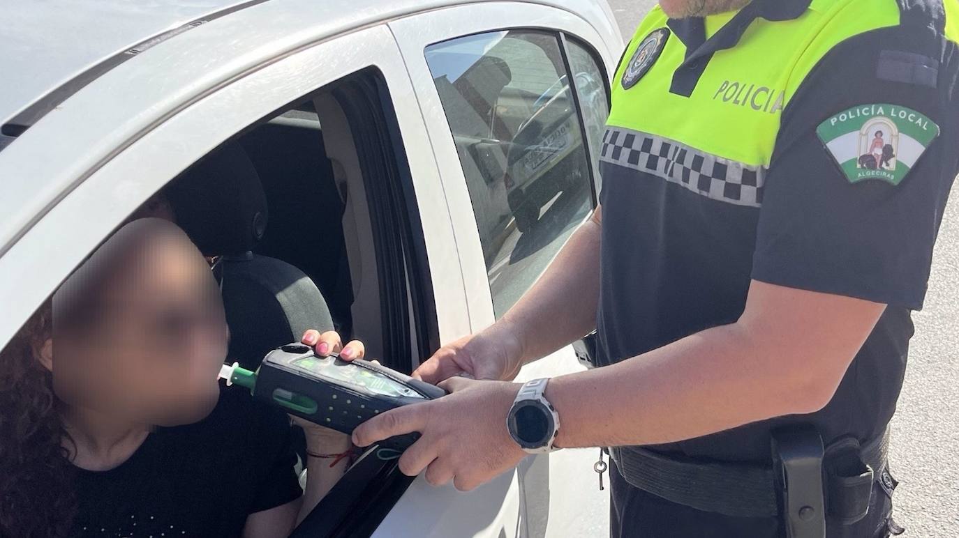 La Policia Local realiza una prueba de alcoholemia a una mujer en una imagen de archivo.