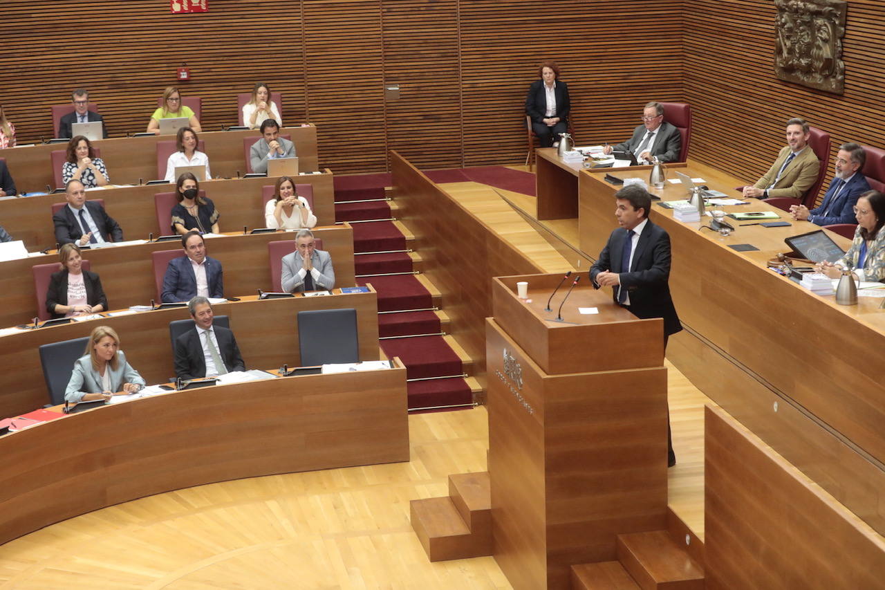 Así ha sido la primera sesión de control a la que se ha enfrentado Carlos Mazón