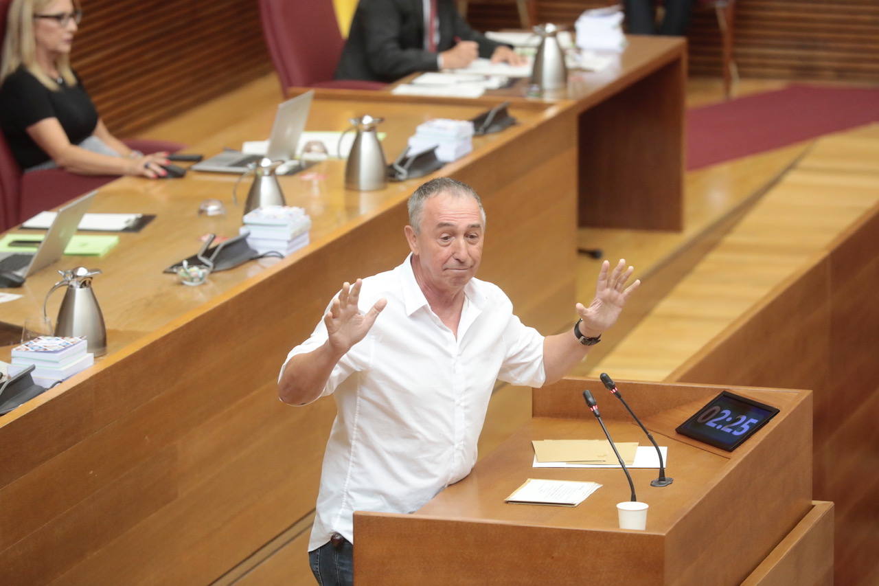 Así ha sido la primera sesión de control a la que se ha enfrentado Carlos Mazón