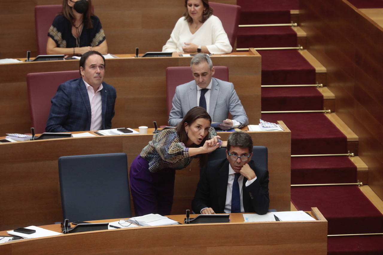 Así ha sido la primera sesión de control a la que se ha enfrentado Carlos Mazón