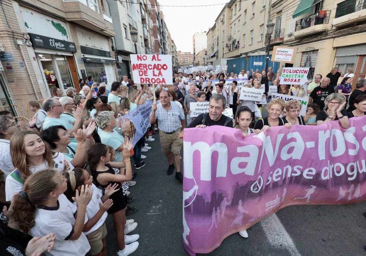 La manifestación recorre la avenida de la Malvarrosa entre los aplausos de los vecinos.