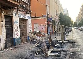 Contenedores quemados esta semana en la calle Enric Navarro.