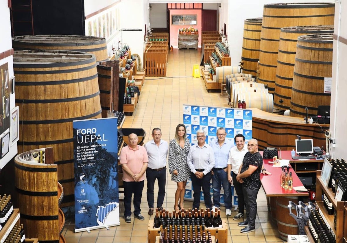 Los participantes en el Foro UEPAL en las instalaciones de Bodegas Xaló.