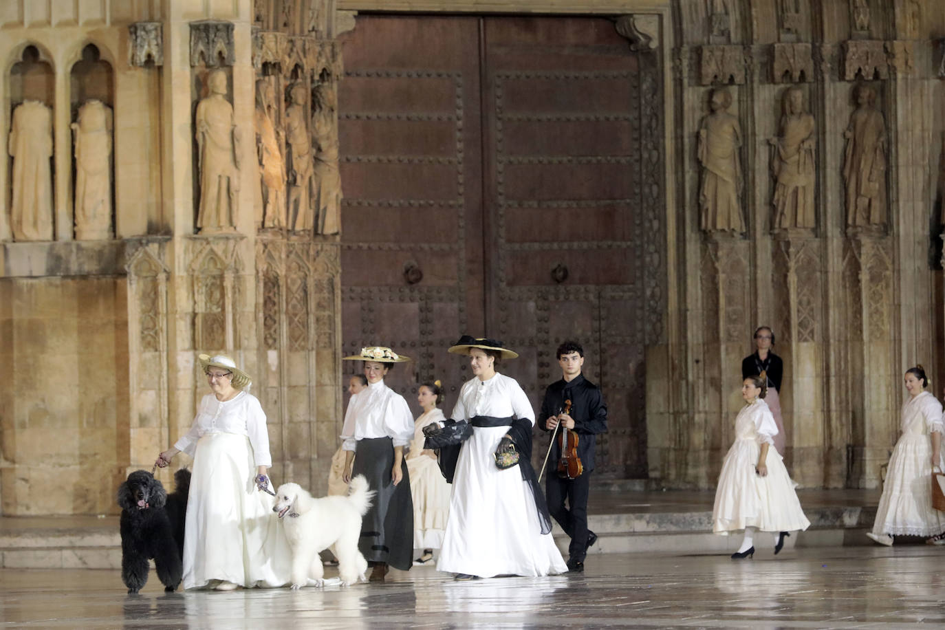 La Mediterránea Fashion Week convierte la plaza de la Virgen en una pasarela de moda