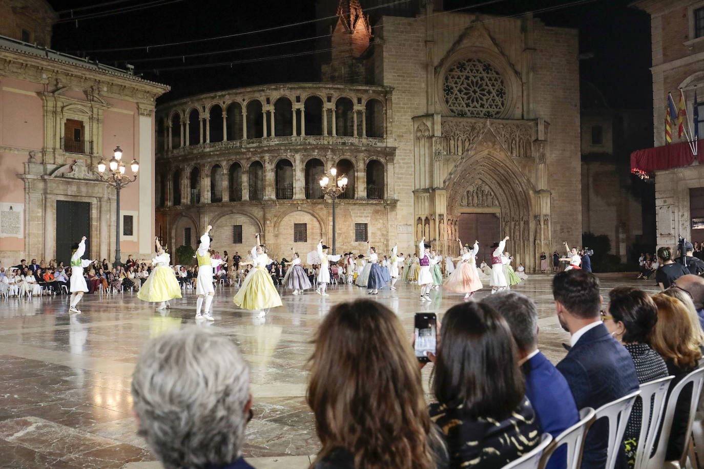 La Mediterránea Fashion Week convierte la plaza de la Virgen en una pasarela de moda