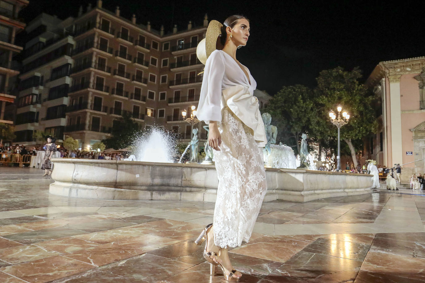 La Mediterránea Fashion Week convierte la plaza de la Virgen en una pasarela de moda