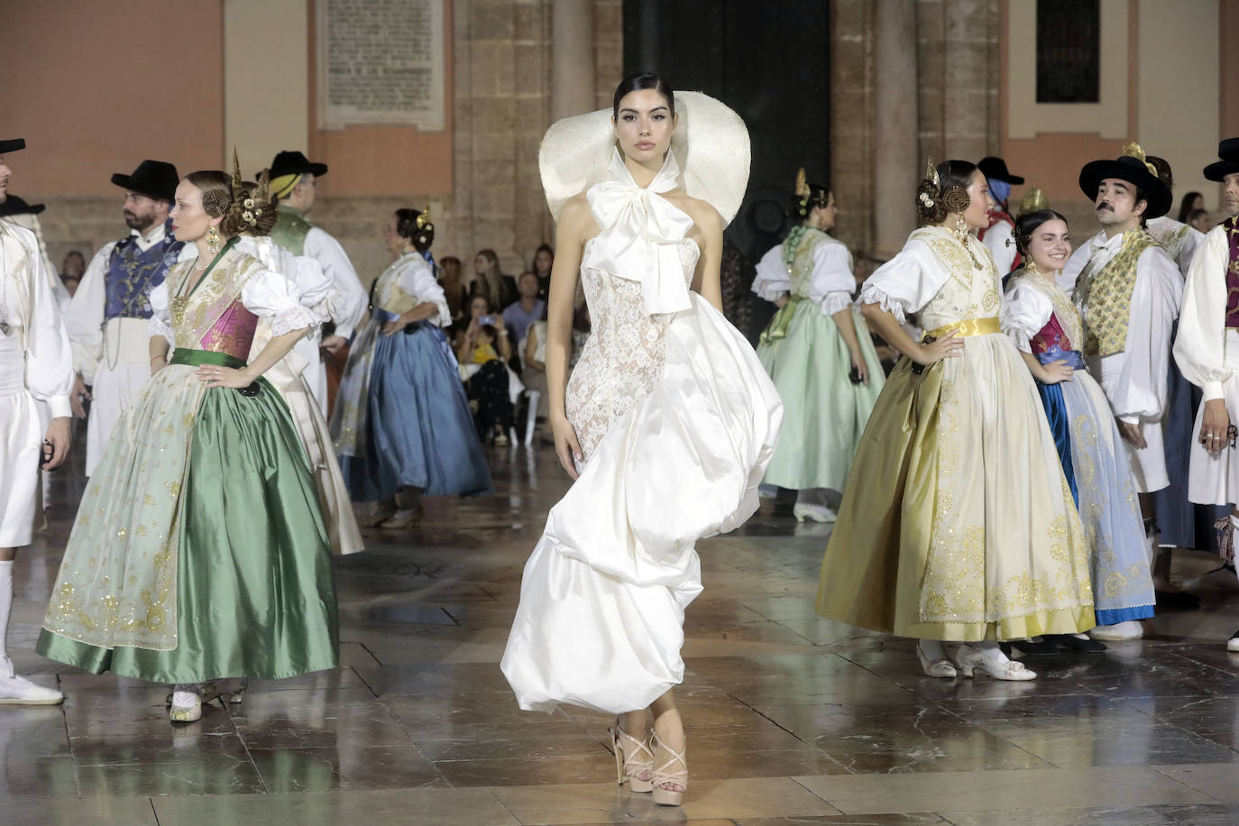 La Mediterránea Fashion Week convierte la plaza de la Virgen en una pasarela de moda