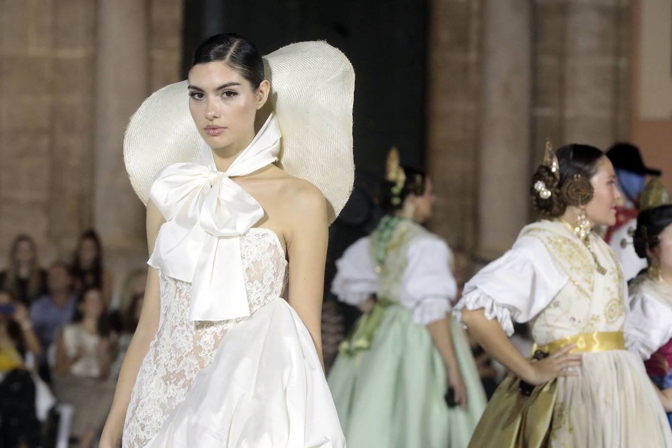 La Mediterránea Fashion Week convierte la plaza de la Virgen en una pasarela de moda