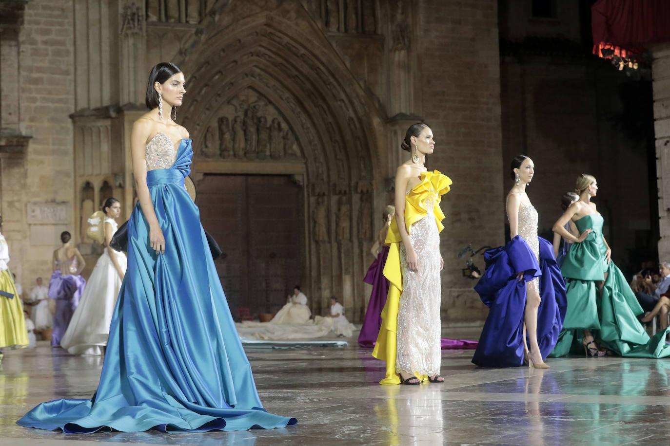 La Mediterránea Fashion Week convierte la plaza de la Virgen en una pasarela de moda