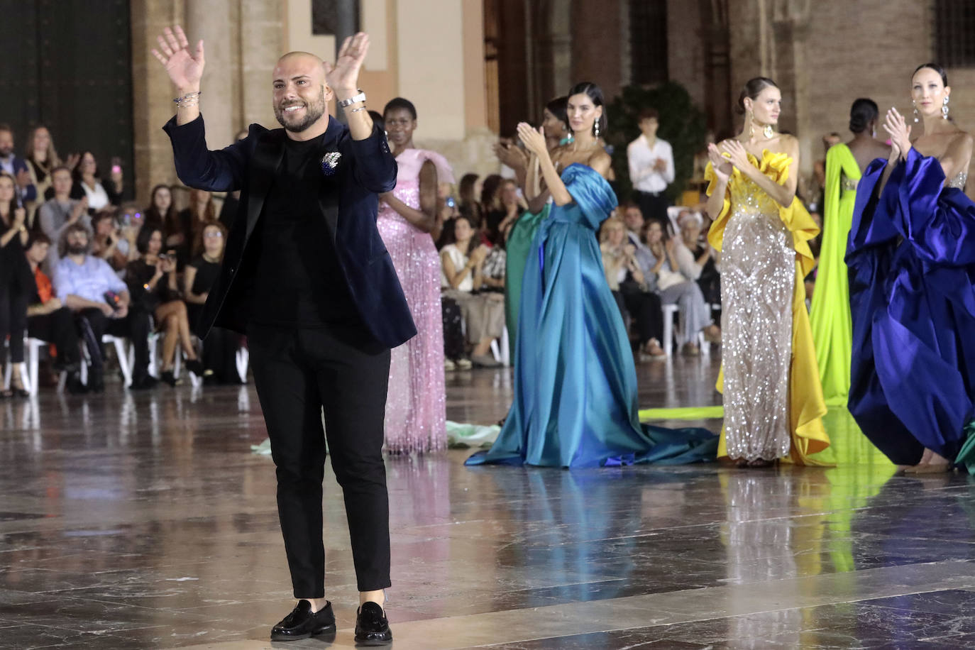 La Mediterránea Fashion Week convierte la plaza de la Virgen en una pasarela de moda