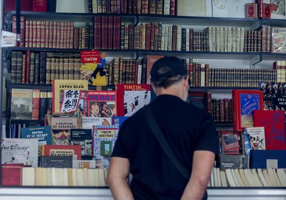 Un hombre visita la Feria del libro en una imagen de archivo.