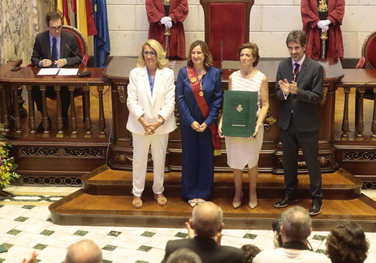 Recogida de la distinción por parte de las hermanas Barberá, en el Hemiciclo del Ayuntamiento de Valencia.