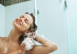 Una mujer se refresca bajo el agua de una ducha, en una imagen de archivo.