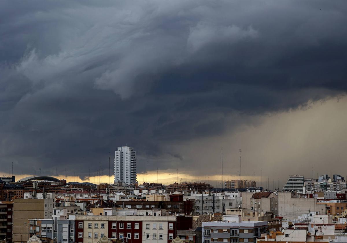 El cielo de Valencia lleno de nubes cargadas con lluvias en una imagen de archivo.