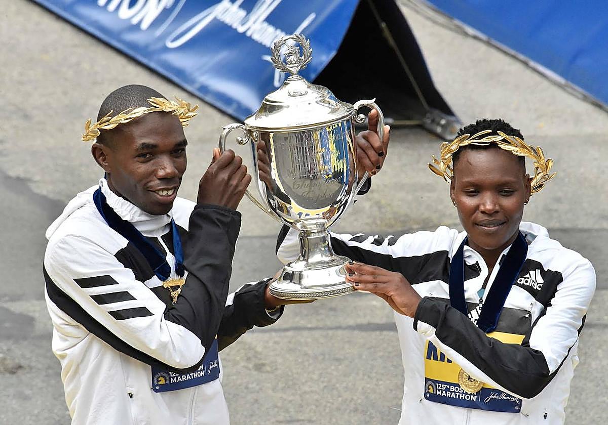 Los ganadores de la edición pasada del maratón de Chicago, Benson Kipruto y Ruth Chepngetich