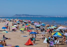 Bañistas en la playa de Gandia durante este verano.