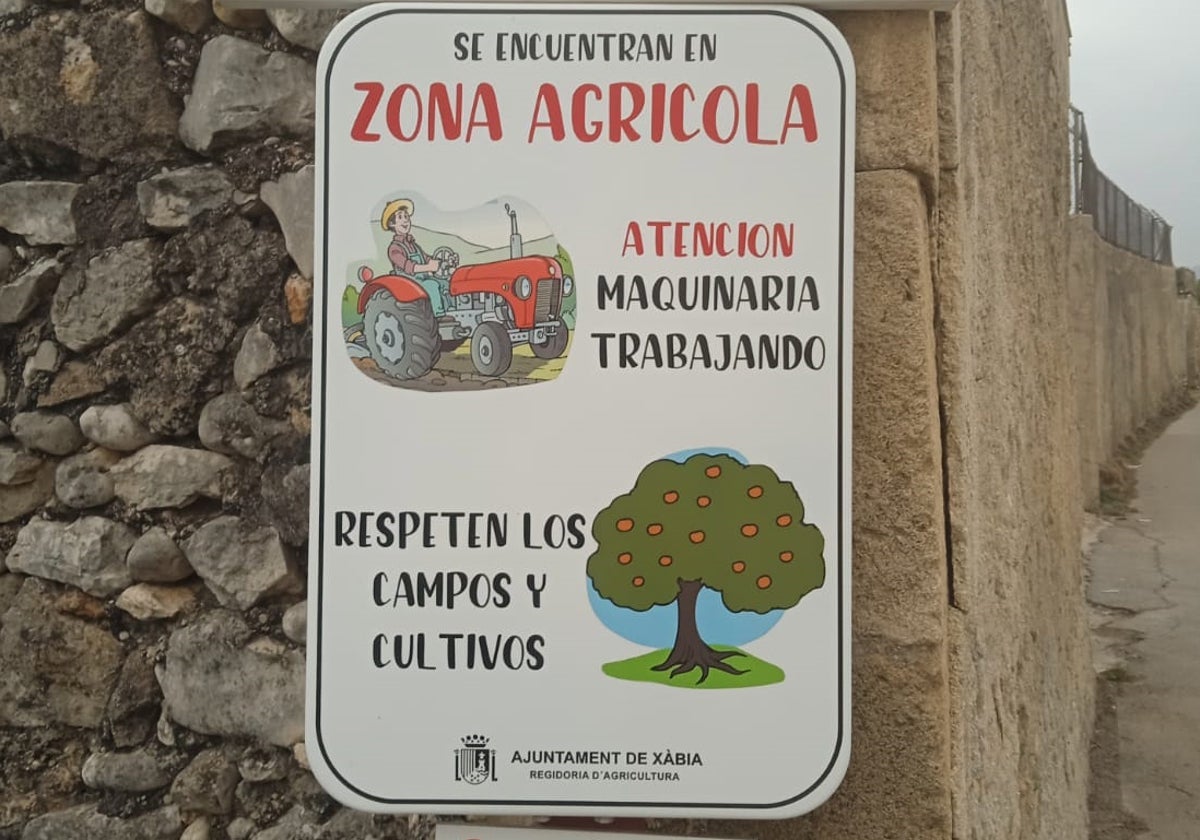 Cartel del Ayuntamiento de Xàbia que desde AVA ponen como ejemplo.