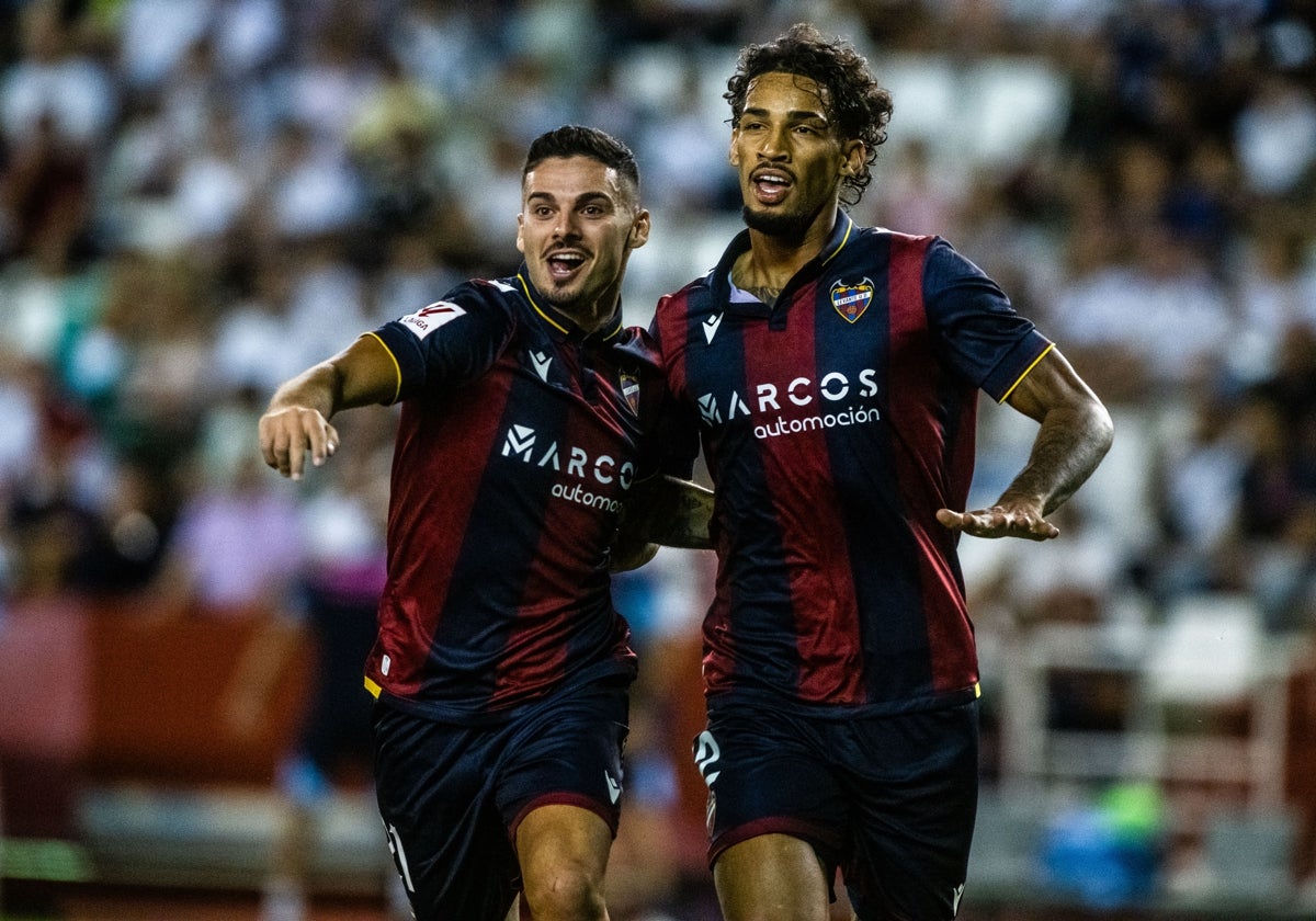 Fabrício (derecha) celebra su primer tanto ante el Albacete junto a su asistente, Sergio Lozano.