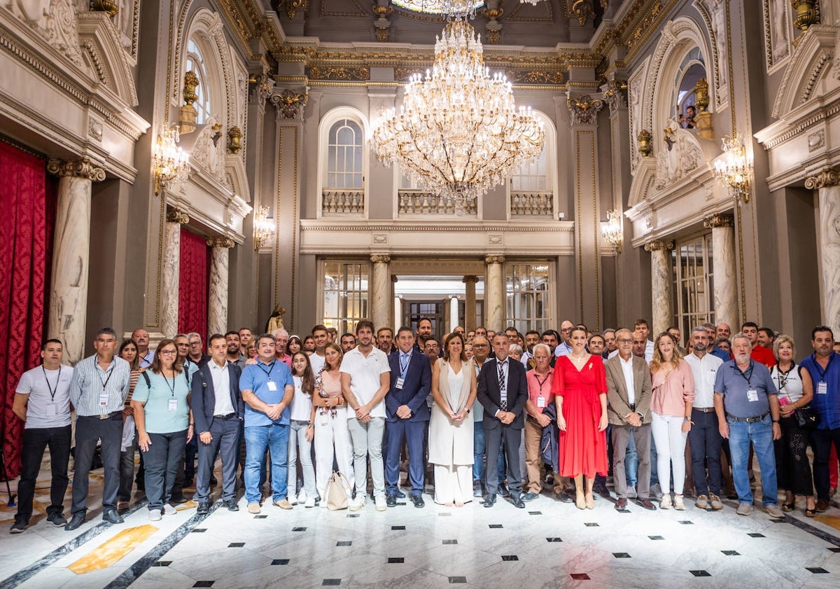 Imagen principal - Foto de familia de los pirotécnicos con la alcaldesa, María José Catalá, y público de la mascletà.