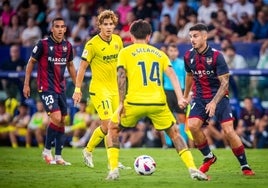 Sergio Lozano manejando el balón.