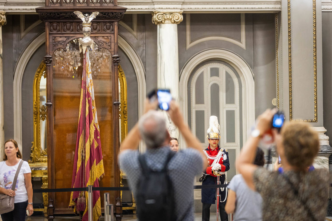 Valencia ya disfruta de la Real Senyera en la víspera del 9 d&#039;Octubre