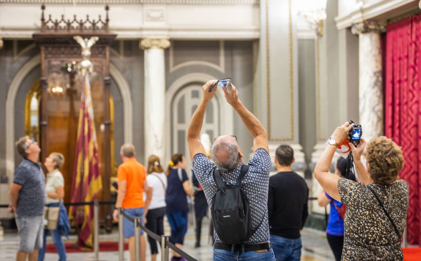 Valencia ya disfruta de la Real Senyera en la víspera del 9 d&#039;Octubre