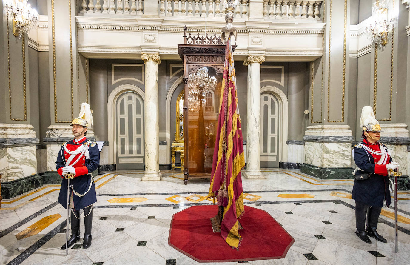 Valencia ya disfruta de la Real Senyera en la víspera del 9 d&#039;Octubre